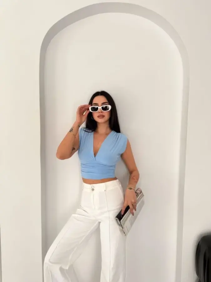 Vatkalı Kolsuz V Yaka Drapeli Crop Bluz Likralı Fit - Bebek Mavisi - 2