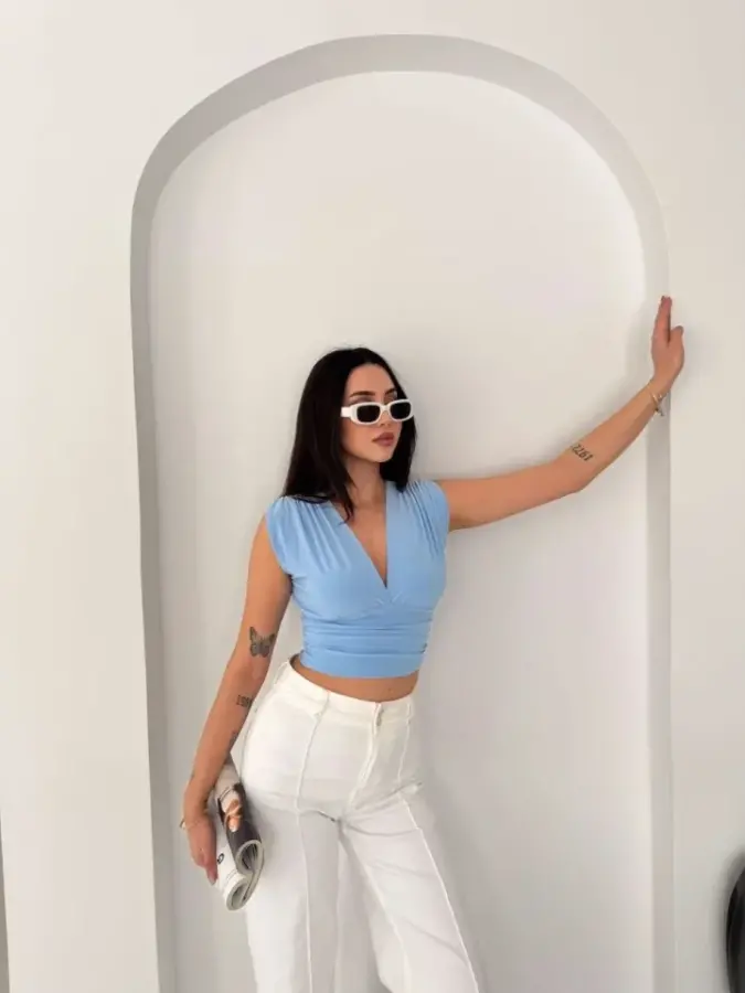 Vatkalı Kolsuz V Yaka Drapeli Crop Bluz Likralı Fit - Bebek Mavisi - 3