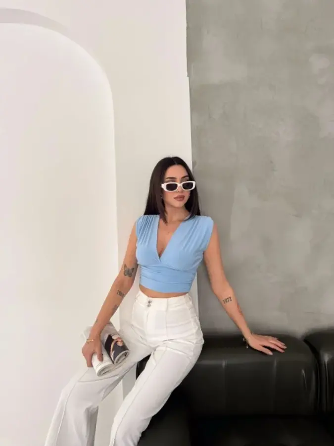 Vatkalı Kolsuz V Yaka Drapeli Crop Bluz Likralı Fit - Bebek Mavisi - 4