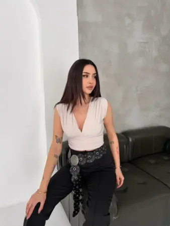 Vatkalı Kolsuz V Yaka Drapeli Crop Bluz Likralı Fit - Boyalı Gri - 3