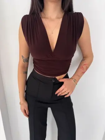 Vatkalı Kolsuz V Yaka Drapeli Crop Bluz Likralı Fit - Kahverengi - 1