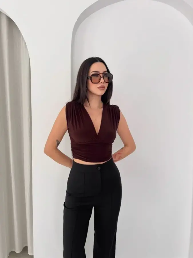 Vatkalı Kolsuz V Yaka Drapeli Crop Bluz Likralı Fit - Kahverengi - 2