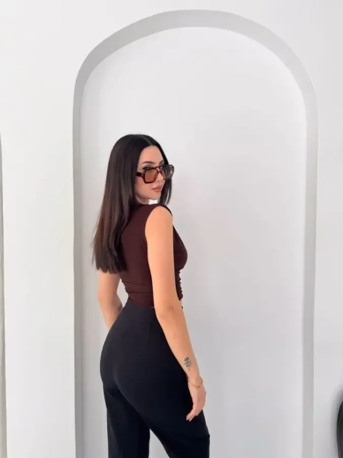 Vatkalı Kolsuz V Yaka Drapeli Crop Bluz Likralı Fit - Kahverengi - 3