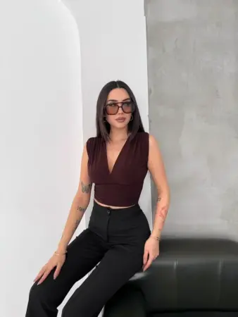 Vatkalı Kolsuz V Yaka Drapeli Crop Bluz Likralı Fit - Kahverengi - 4