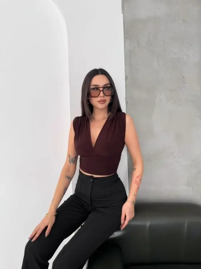 Vatkalı Kolsuz V Yaka Drapeli Crop Bluz Likralı Fit - Kahverengi - 4