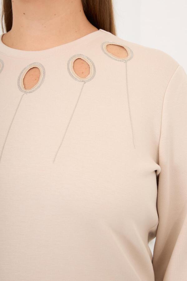 Yaka Detaylı Kol ve Eteği Büzgülü Büyük Beden Sweat Krem - 4