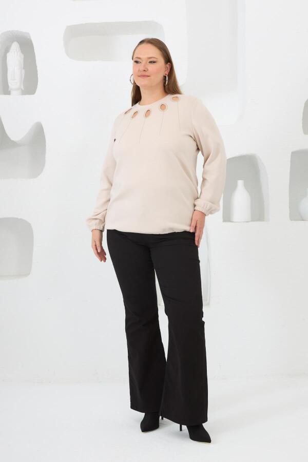 Yaka Detaylı Kol ve Eteği Büzgülü Büyük Beden Sweat Krem - 5