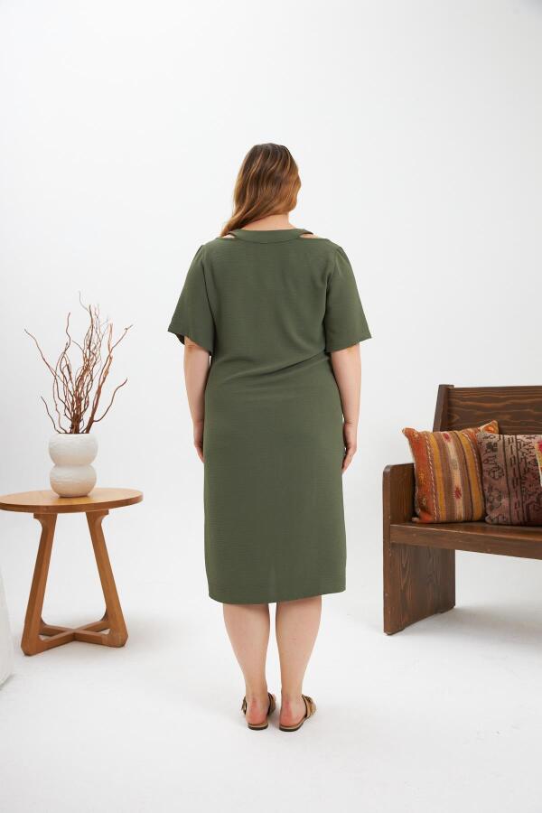 Yaka Detaylı Yırtmaçlı Büyük Beden Elbise Haki - 5