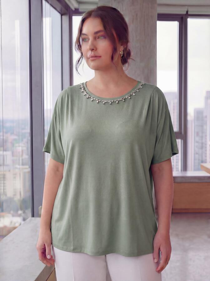 Yaka Taş Aksesuarlı Büyük Beden Tişört Çağla Yeşili - 1
