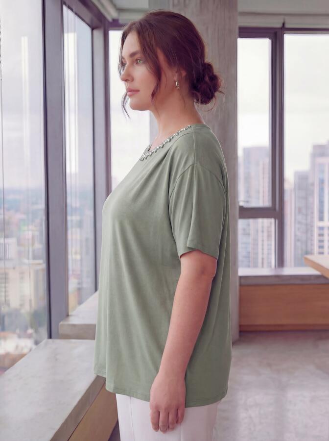 Yaka Taş Aksesuarlı Büyük Beden Tişört Çağla Yeşili - 2