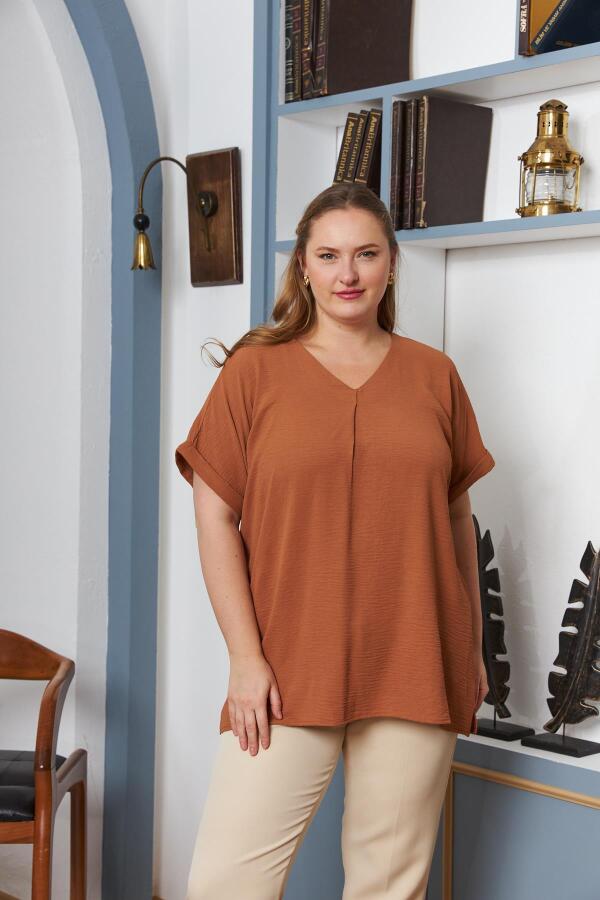 Yaka ve Kol Detaylı Yırtmaçlı Büyük Beden Bluz Camel - 1