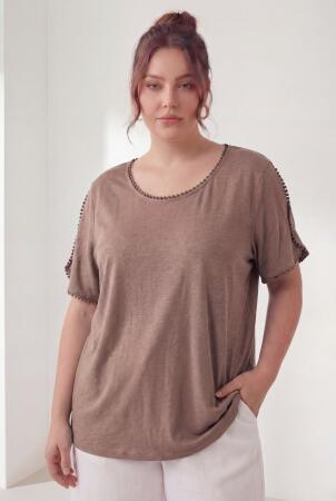 Yaka Ve Kol Güpürlü Kadın Büyük Beden Tişört Vizon - RMG