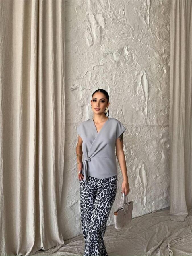 YANDAN BAĞLAMA DETAYLI KOLSUZ BLUZ - Gri - 1