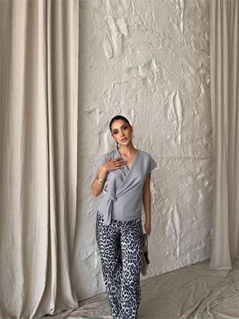 YANDAN BAĞLAMA DETAYLI KOLSUZ BLUZ - Gri - 2